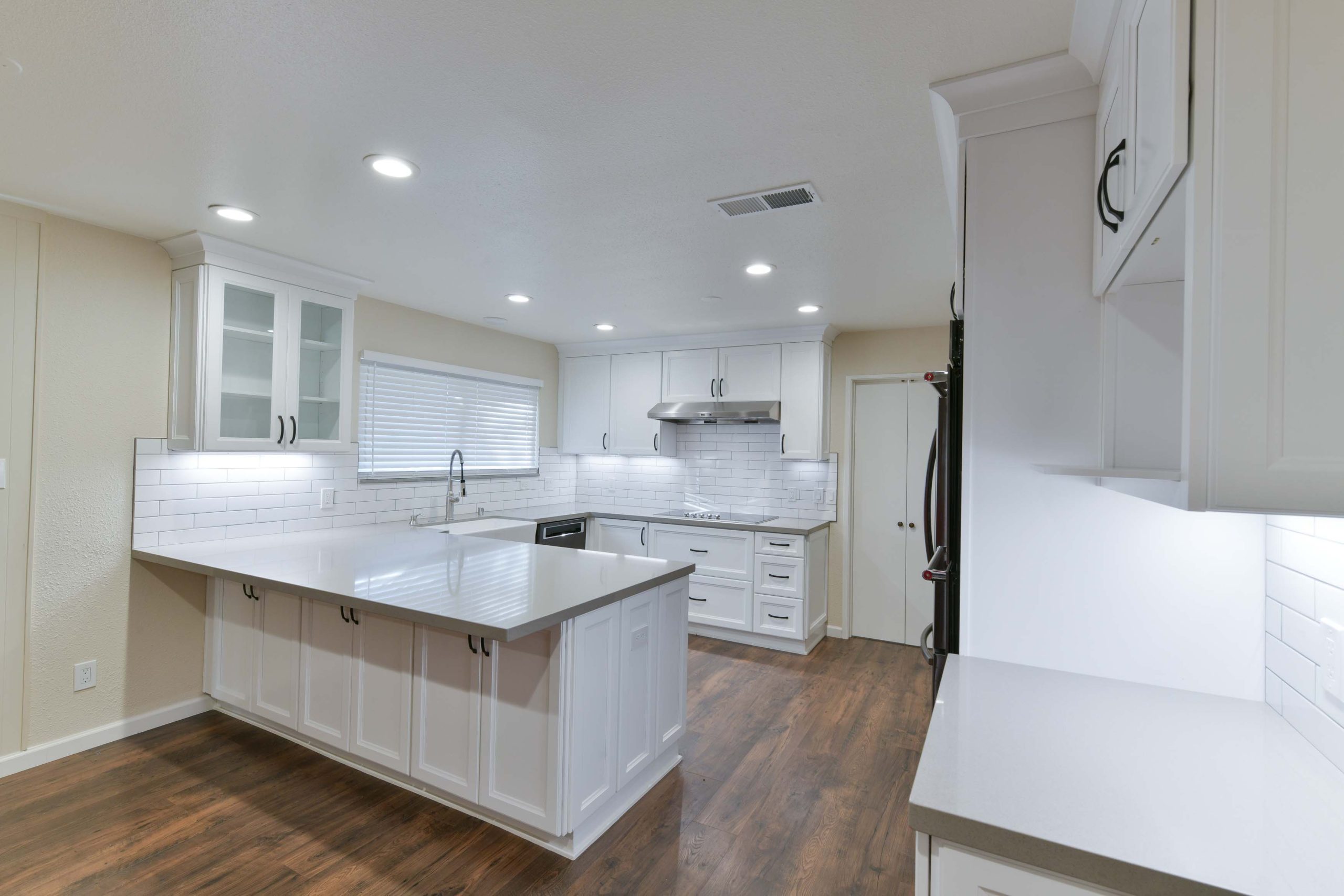 Clean White Wall Finishes in Kitchen