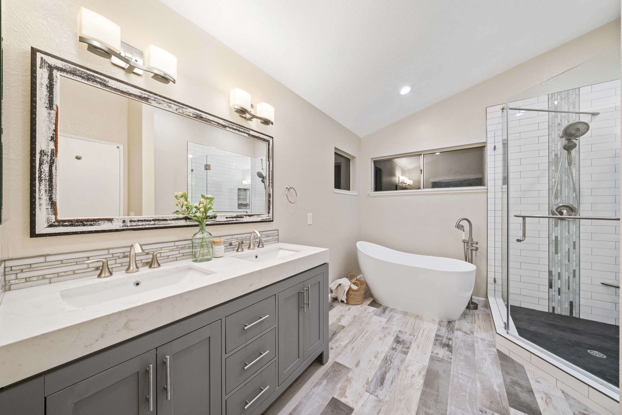 Master bathroom vanity with quartz countertop in Roseville, CA 95678